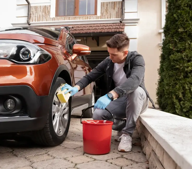 Lavage auto à domicile Courseulles-sur-Mer : professionnel intervenant sur un véhicule